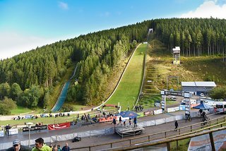 Start- und Zielbereich des Marathons liegen direkt an der Hochfirstschanze.