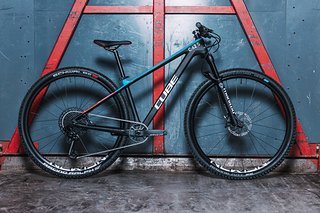Das Cube Elite C:62 SLX Rookie ist ein XC-Hardtail für Kids, das es in einer 27,5" und 29"-Variante gibt. Das Cube Elite C:62 SLX Rookie ist ein XC-Hardtail für Kids, das es in einer 27,5" und 29"-Variante gibt.