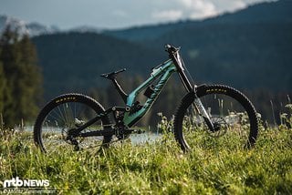 Die neue Farbe von Troy Brosnans Canyon Sender ist ein echter Hingucker, doch der wahre Eye Catcher befindet sich auf dem Oberrohr.