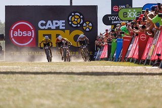 Showdown! Schurter eröffnet den Sprint von vorne, Alleman/Becking folgen, Fini war schon abgemeldet. Kettenriss auf den letzten Metern! Showdown! Schurter eröffnet den Sprint von vorne, Alleman/Becking folgen, Fini war schon abgemeldet. Kettenriss auf den letzten Metern!