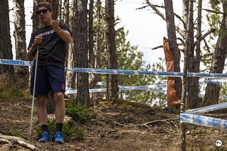 Schlüsselstelle: Eine handvoll Meter hat Christian Textor angehalten, um die Strecke noch einmal im Kopf durchzugehen. Vergier tut es ihm gleich.