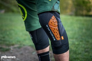 Die Endura MT500 Lite-Schützer setzen ebenfalls auf das D3O-Material, sind jedoch um einiges luftiger und leichter ausgeführt Die Endura MT500 Lite-Schützer setzen ebenfalls auf das D3O-Material, sind jedoch um einiges luftiger und leichter ausgeführt
