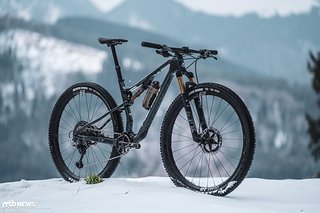 Abgesehen von kleinen Schwächen bei der Kennlinie des Hinterbaus ist das Merida Ninety-Six RC Modelljahr 2021 ein rundum gelungenes Cross Country-Bike