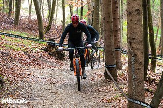 Thomas Litscher und Ondrej Cink waren einige der wenigen Fahrer, die sich bereits am frühen Donnerstagmorgen auf die Strecke in Albstadt wagten