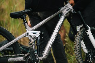 Kurze Kettenstreben, flacher Lenkwinkel und massig Federweg – das Bottlerocket möchte zeigen, dass Verspieltheit und Kontrolle kein Widerspruch sein müssen.