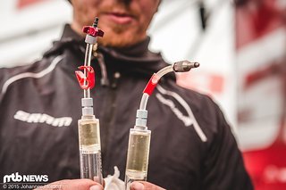 Die Spritze für den Bremssattel mit dem roten Bleeding Edge-Tool wird etwa viertelvoll mit DOT 5.1 gefüllt, die Spritze für den Hebel wird zu ungefähr drei Vierteln mit DOT gefüllt