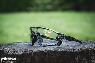 Die Oakley Jawbreaker hatten wir bereits im vergangenen Jahr als Trail Torch-Variante im Test. Für unseren Vergleichstest kommt die Jawbreaker mit Prizm Low Light-Gläsern.