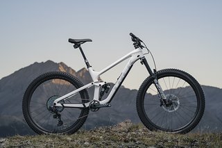 Ein ziemlich edles weißes Geschoss schickt Trek mit diesem Slash-Modell ins Rennen. Ein ziemlich edles weißes Geschoss schickt Trek mit diesem Slash-Modell ins Rennen.