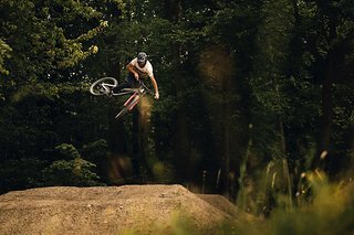 Hier wird das neue Downhill/Freeride-Bike schon gefahren Hier wird das neue Downhill/Freeride-Bike schon gefahren