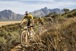 Sebastian Fini und Nino Schurter haben die Lage heute aber im Griff. Sebastian Fini und Nino Schurter haben die Lage heute aber im Griff.