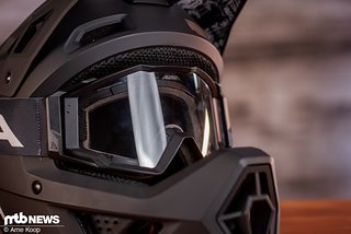 Für den optimalen Sitz wurde die Circus mit einem 50 mm breiten Brillenband samt Silikonstreifen versehen. Für den optimalen Sitz wurde die Circus mit einem 50 mm breiten Brillenband samt Silikonstreifen versehen.