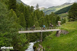 Der Trail verläuft entlang des Flüelabachs und bietet entsprechend schöne Aussichten Der Trail verläuft entlang des Flüelabachs und bietet entsprechend schöne Aussichten