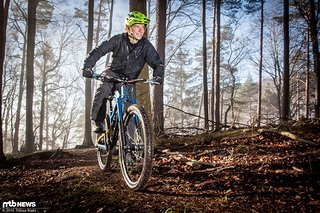 An sich gibt es keinerlei Grund zur Klage, doch der Leitungsabgang der Lenkerfernbedienung sowie die Ergonomie des Daumenhebels sind verbesserungsbedürftig