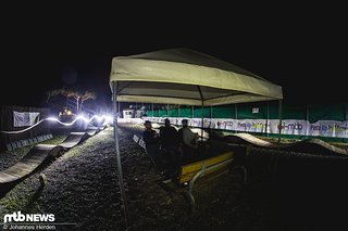 Am Abend: Entspannte Runden auf dem Holz-Pumptrack Am Abend: Entspannte Runden auf dem Holz-Pumptrack