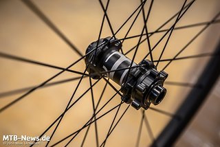 Die Vorderradnaben orientieren sich ebenfalls an Design und Fertigungstechnik der Pendants am Hinterrad Die Vorderradnaben orientieren sich ebenfalls an Design und Fertigungstechnik der Pendants am Hinterrad