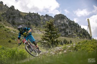 Jakob Breitwieser schiesst sich auf der ersten Stage ein. Die langen alpinen Stages blind zu fahren erfordert schon alleine viel Erfahrung und volle Konzentration. Fehler werden hier fast immer schmerzhaft bestraft.