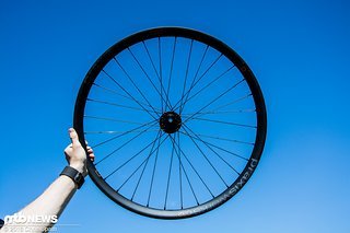 Praxis Works C32 - 32mm Innenweite und zu 100% selbst entwickelt. Als Nabe wird eine DT- Swiss 350 verbaut, Zuverlässigkeit und einfache Versorgung mit Ersatzteilen waren der ausschlaggebenden Gründe Praxis Works C32 - 32mm Innenweite und zu 100% selbst entwickelt. Als Nabe wird eine DT- Swiss 350 verbaut, Zuverlässigkeit und einfache Versorgung mit Ersatzteilen waren der ausschlaggebenden Gründe