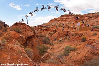 Kelly McGarry mit seinem legendären Backflip über das Canyon Gap Kelly McGarry mit seinem legendären Backflip über das Canyon Gap