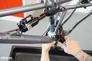 Bei SRAM / Truvativ wird die Kurbel einfach axial verschraubt Bei SRAM / Truvativ wird die Kurbel einfach axial verschraubt