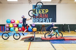 „Ghostie Bump Jump“: Der Trick dürfte mit über 700 Versuchen weit oben auf Dannys Rekordliste stehen. „Ghostie Bump Jump“: Der Trick dürfte mit über 700 Versuchen weit oben auf Dannys Rekordliste stehen.