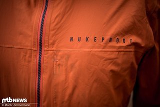 Der YKK-Reißverschluss ist wasserdicht ausgeführt und lässt sich mit sehr wenig Bedienkraft geschmeidig öffnen und schließen.