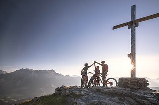 Das Salzburgerland bietet Bikern eine grandiose Aussicht und eine große Anzahl an legalen Trails und gebauten Lines. Das Salzburgerland bietet Bikern eine grandiose Aussicht und eine große Anzahl an legalen Trails und gebauten Lines.