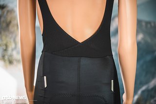 Hinten ist die Bib Short tief nach unten gezogen, außerdem ist das Material hier extrem flexibel