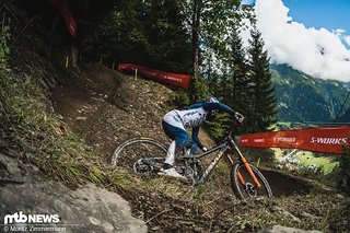 Jenna Hastings hält die Pivot-Fahne hoch