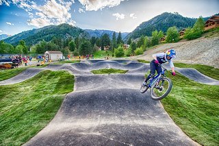 Jill Kintner testet den Pumptrack als eine der Ersten.