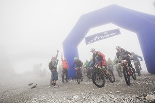 Es geht los: Ganz links habe ich mir einen guten Startplatz gesichert und kann mich weit vorne hinter Andi einreihen, der den Start bis aus dem Nebel hinaus kontrolliert Es geht los: Ganz links habe ich mir einen guten Startplatz gesichert und kann mich weit vorne hinter Andi einreihen, der den Start bis aus dem Nebel hinaus kontrolliert