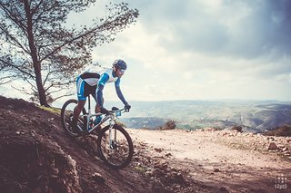 Die endlose Weite Jordaniens mit Downhill-Action Die endlose Weite Jordaniens mit Downhill-Action