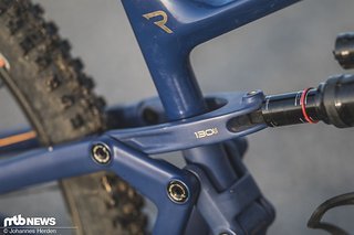 Der auffällige CBF-Hinterbau gibt 130 mm Federweg frei. Der auffällige CBF-Hinterbau gibt 130 mm Federweg frei.