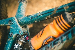 Die Geometrie des Rades ist für die Kategorie der Down-Country-Bikes sehr bergaborientiert