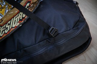 Die Ösen für die Haken der Helmhalterung sind für ein unauffälliges Design sehr klein ausgeführt Die Ösen für die Haken der Helmhalterung sind für ein unauffälliges Design sehr klein ausgeführt