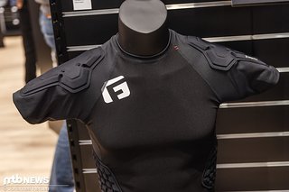 Beim G-Form X 4-Protektorenshirt sind Schultern und Rippen geschützt.