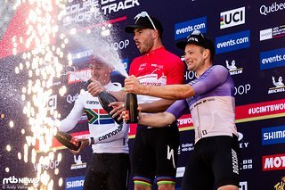 Das Podium der Short Track-Weltcupwertung: Victor Koretzky siegt überlegen vor Alan Hatherly und Luca Schwarzbauer.