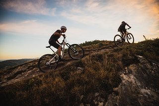 Lang, aber nicht flach, soll das Kona Hei Hei alles von XC über Trail bis Tour abdecken. Lang, aber nicht flach, soll das Kona Hei Hei alles von XC über Trail bis Tour abdecken.