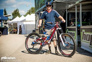 Adam Brayton fährt nicht nur die Saison seines Lebens, sondern hat hier wohl auch das Bike seines Lebens bekommen Adam Brayton fährt nicht nur die Saison seines Lebens, sondern hat hier wohl auch das Bike seines Lebens bekommen