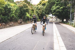 Ausrollen und das Laktakt wieder aus den Beinen treten ist wichtig, es warten ja noch 7 harte Tage auf uns! Ausrollen und das Laktakt wieder aus den Beinen treten ist wichtig, es warten ja noch 7 harte Tage auf uns!
