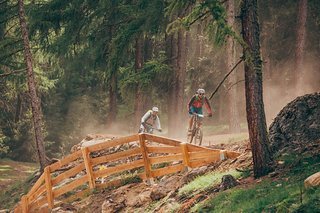 Während im oberen Teil noch Schnee lag, staubte es zur Saisoneröffnung auf der neuen Gahe Line in Sölden bereits gewaltig.