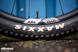 Leichte und zugleich zuverlässige Carbon-Laufräder von DT Swiss sollen das Gewicht des Rades drücken.