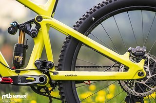 Der DW-Link Hinterbau kitzelt mit seinem virtuellen Drehpunkt 165 mm Federweg aus dem Firebird heraus.