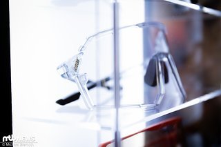 Die Nasenflügel sind leicht per Hand verstellbar – ein sicherer Sitz soll damit gewährleistet sein.