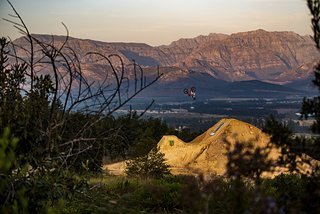Kaos Seagrave whipt beim Darkfest in Südafrika bereits fleißig auf seinem neuen Canyon Sender durch die Lüfte Kaos Seagrave whipt beim Darkfest in Südafrika bereits fleißig auf seinem neuen Canyon Sender durch die Lüfte