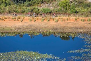Im Pulk geht es bei den Damen auf die ersten Kilometer Im Pulk geht es bei den Damen auf die ersten Kilometer
