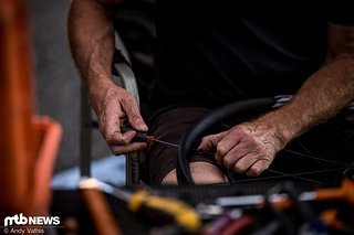 Laufräder einspeichen dürfte in Antizipation der super harten Strecke in Mont-Sainte-Anne eine der Hauptbeschäftigungen der Mechaniker sein.