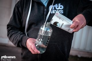 Zum Nachfüllen unbedingt erst das Wasser und dann das Produkt hinzugeben.