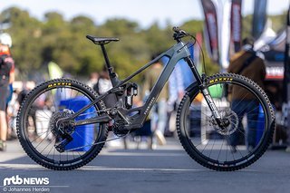 Forbidden ist zwar nicht deutsch – allerdings war der deutsche Verantwortliche vor Ort und erklärte uns das neue E-MTB mit DJI-Motor. Forbidden ist zwar nicht deutsch – allerdings war der deutsche Verantwortliche vor Ort und erklärte uns das neue E-MTB mit DJI-Motor.