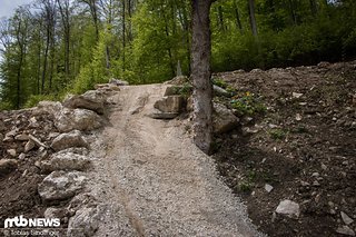 Es ist zwar noch steil, allerdings sind keine großen Steine mehr in der Einfahrt.