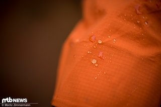 Die Nukeproof Nirvana-Jacke setzt auf ein dünnes und leichtes, gleichzeitig aber hochfunktionales Material.